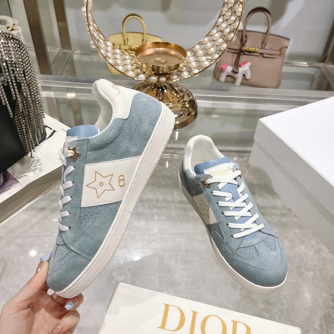 👟👟Ex-factory price 560👟👟Dior2024 new white shoes, Dior Dior Star women's sports shoes, very light summer white shoes. The upper is carefully made of imported suede, decorated with tonal suede panels, metal stars decorate the lace eyelets, and breathable mesh inside. The upper is punched and designed not to stuffy the feet. It is equipped with Christian Dior logo and thin soles. The thick sole is suitable for all seasons! Size: 35-41 (40 and 41 are customized and cannot be returned or exchanged)